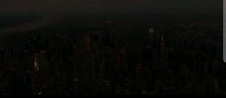 Тёмный ночной кадр с панорамой города и приглушёнными огнями — атмосферный фоновый образ, подходящий к обсуждению фильма «Стеклянный замок» и тем детских травм.