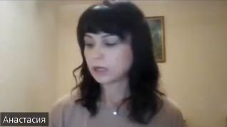 Кадр из видео: психолог Анастасия Копрова говорит в камеру в комнате, объясняет, как справляться с тревогой и страхами.
