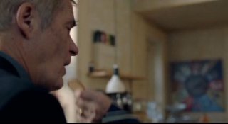 Крупный план мужчины в профиль на фоне кухонной обстановки — кадр из фильма «Побег из брака», передающий бытовое напряжение и отчуждение.