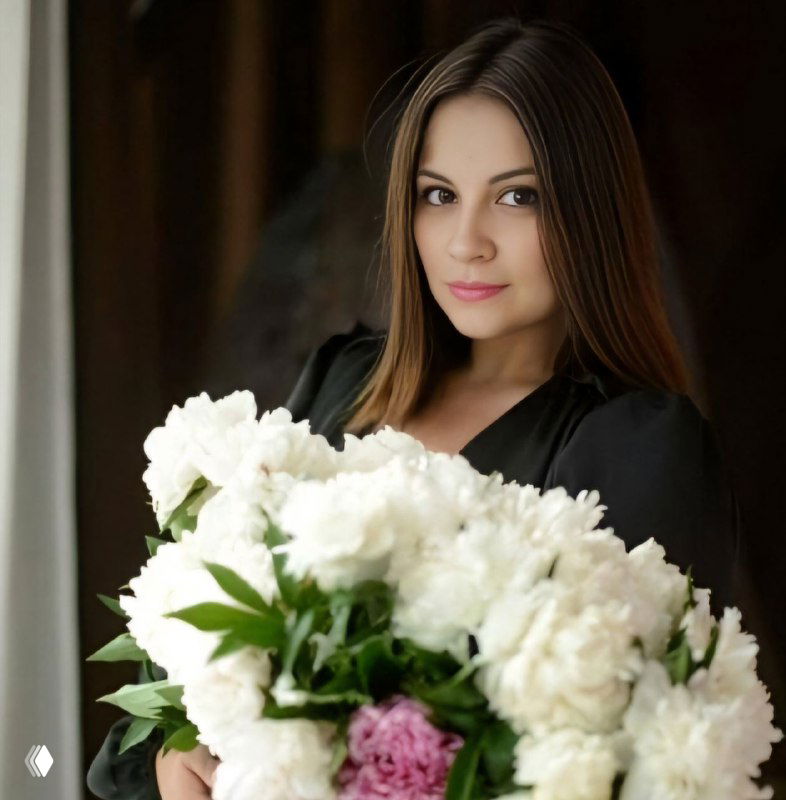 Портрет женщины в помещении с крупным букетом белых пионов, мягкое освещение, спокойная атмосфера, портретная фотография из канала психолога.