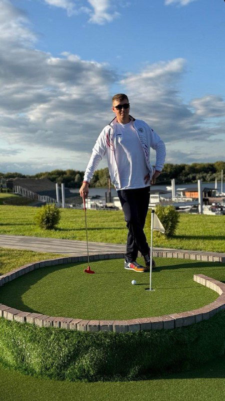 Мини‑гольф на территории мероприятия: ровное поле, игрок в спортивной одежде с клюшкой, элемент развлекательной программы презентации.