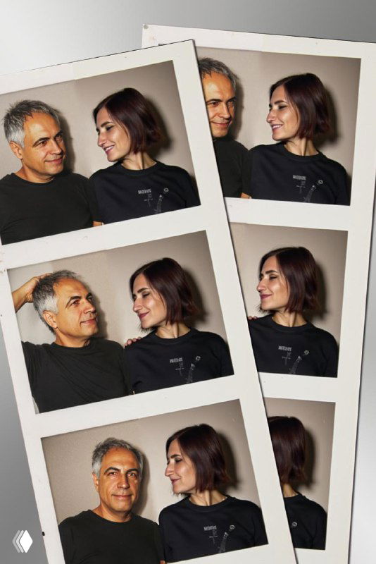 Коллаж из кадров фотобудки: пара средних лет смотрит друг на друга и улыбается, нейтральный фон, тёплый и спокойный кадр.