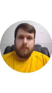 Портретный план человека в жёлтой футболке на светлом нейтральном фоне; круглая обрезка, фронтальный ракурс, спокойное выражение, видны плечи.