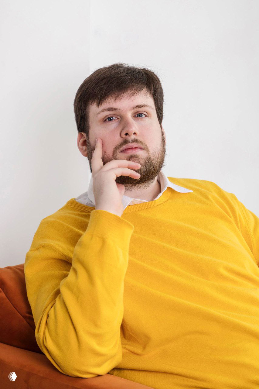 Портрет мужчины в желтом свитере, задумчиво опирающегося рукой о лицо на светлом нейтральном фоне — иллюстрация автора клуба подготовки.