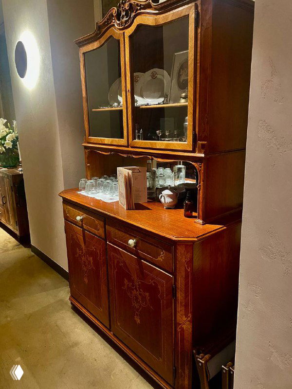 Антикварный буфет с сервизом и стеклянной посудой — небольшой уголок артефактов той эпохи в оформлении заведения «Медведь».