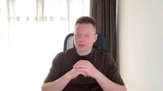 Мужчина в офисной одежде сидит перед камерой у окна, портрет автора канала — превью видео о ролях и обязанностях старшего сотрудника в отделе.