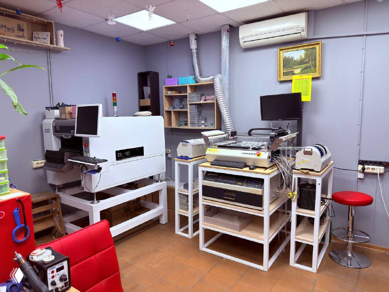 Станки для обработки материалов и принтеры в отдельном помещении с кондиционером и рабочими компьютерами на столах.
