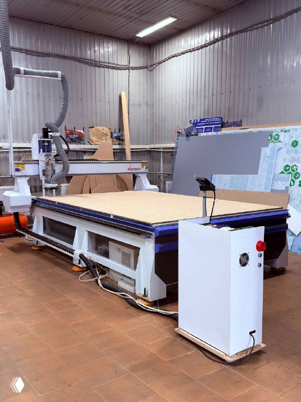 Большой ЧПУ‑станок с рабочим столом и заготовками — зона фрезеровки и раскроя материалов для корпусов домофонов.