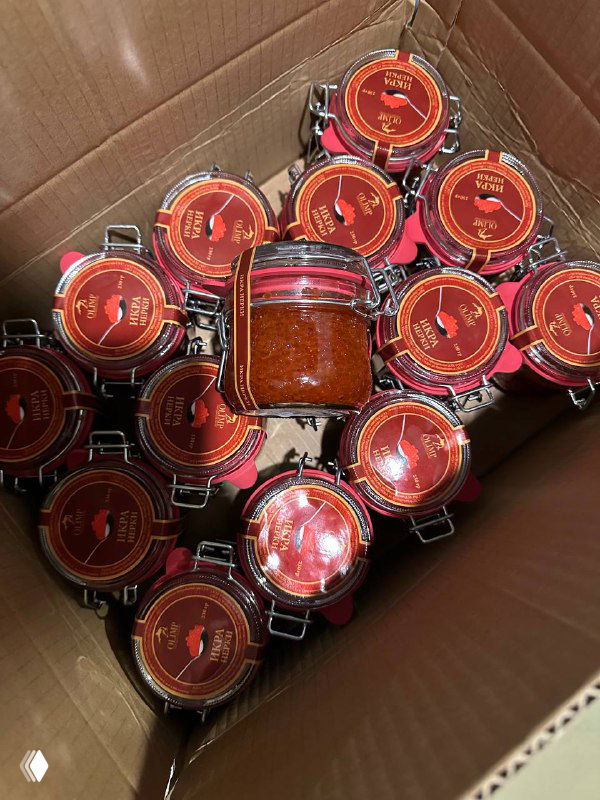 Коробка с множеством небольших стеклянных баночек с икрой в картонной таре — партия продукта для новогодних подарков клиентам.