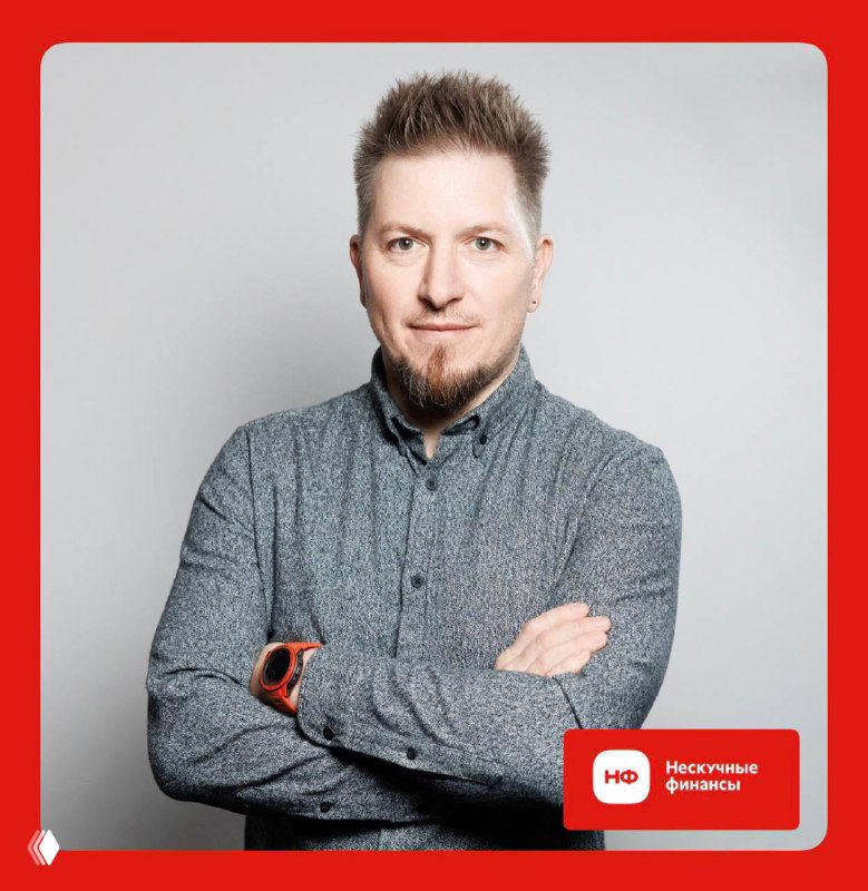 Портрет мужчины в деловой рубашке на светлом фоне в рамке бренда — изображение спикера вебинара, используемое в анонсе мероприятия.