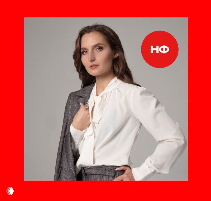 Афиша: портрет Александры Чубаровой в деловом образе на красном фоне с логотипом «НФ» — для анонса эфира о масштабировании