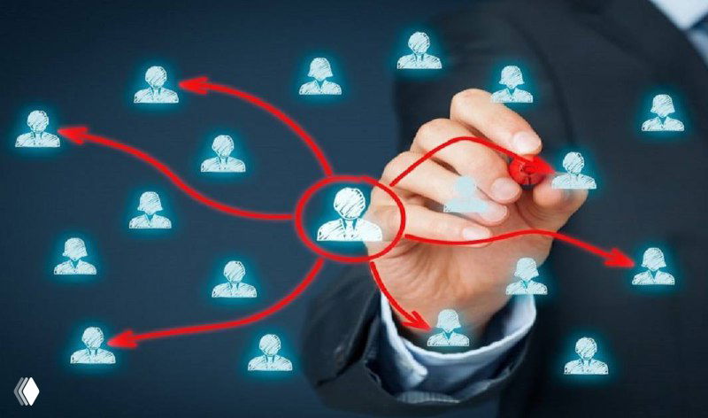 Рука менеджера рисует стрелки между иконками сотрудников, символизируя распределение задач и процесс делегирования в компании.