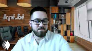 Кадр онлайн-встречи: мужчина в очках на фоне брендовой стены KPI.bi, виртуальная студия с полками и логотипом — превью совместного проекта по аналитике для бьюти‑студий.