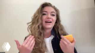 Кадр из видео: ведущая проекта рассказывает об аналитике KPI.bi и работе с ОПЗ, крупный план, жесты руками и эмоции.