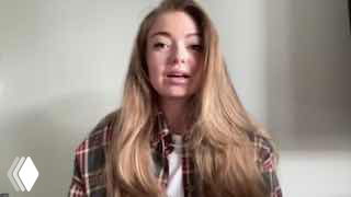 Кадр из видео с ведущей проекта — женщина в клетчатой рубашке рассказывает об аналитике KPI.bi для студий красоты, кадр в интерьерной обстановке.