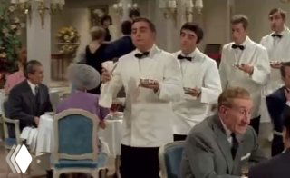 Интерьер ресторана с официантами в белых рубашках, кадр показывает зал и обслуживание за столиками в динамике.