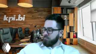 Кадр-превью: человек-ведущий на видеозаписи на фоне логотипа kpi.bi в офисной обстановке, оформленный для анонса онлайн-урока