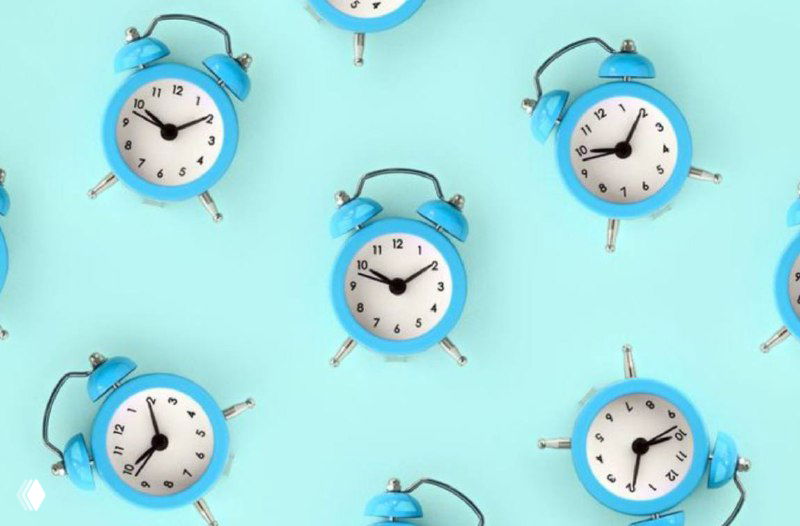 Множество голубых будильников на светло-голубом фоне как метафора первых секунд принятия решения клиентом и важности мгновенного впечатления.