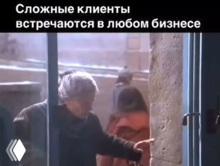 Кадр из фильма: персонажи у входной двери кондитерской, женщина в пальто и пожилой мужчина взаимодействуют — иллюстрация сервиса и атмосферы в сцене из «Шоколад».