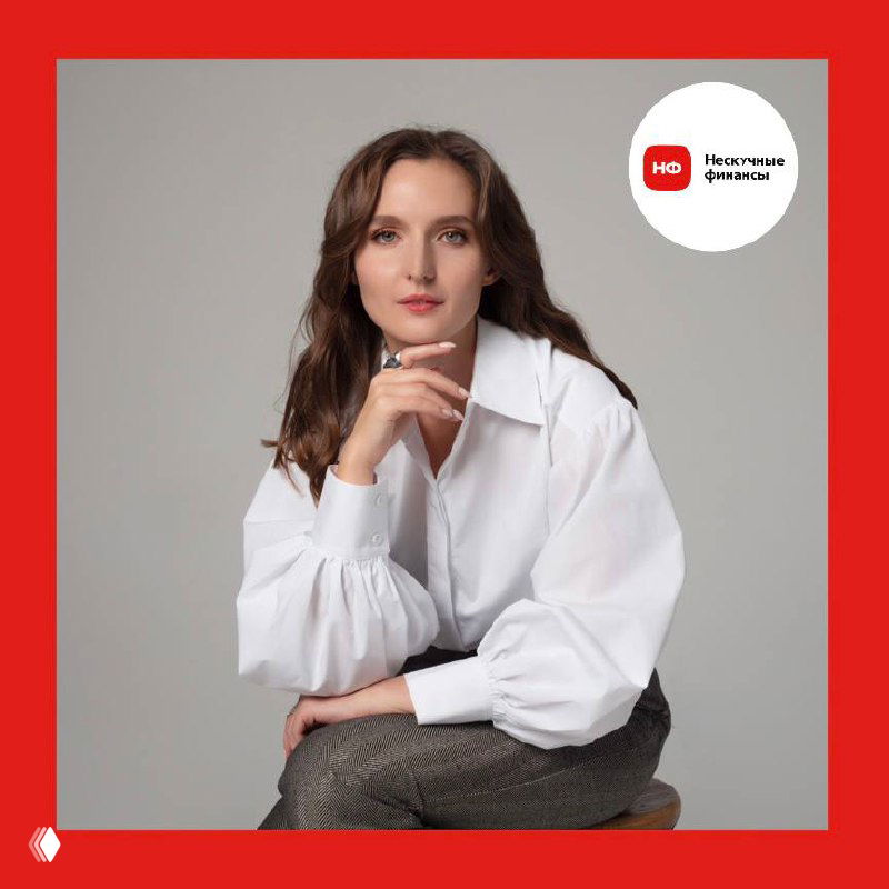 Портрет Александры Чубаровой в белой блузе на красном фоне с логотипом; деловой образ спикера эфира по финансовой управленке в салонах и барбершопах.