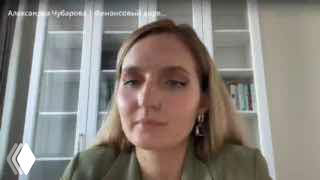 Кадр из записи прямого эфира: крупный план женщины в офисной обстановке у книжных полок на фоне, деловая презентация в онлайн‑формате.