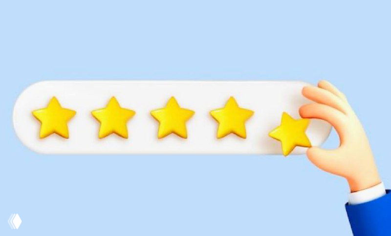 Панорама с пятью жёлтыми звёздами на светло-голубом фоне: рука ставит последнюю звезду, иллюстрация влияния отзывов на выбор клиента.