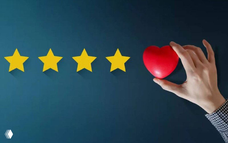 Рука держит красное сердечко на фоне пяти жёлтых звёзд рейтинга; визуальная метафора отзывов и доверия клиентов в beauty.