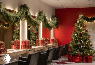 Салон красоты, оформленный к Новому году: украшенная ёлка, гирлянды, рабочие места мастеров и коробки с подарками у ресепшн для подготовки к праздникам.