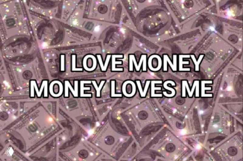 Розово-лиловый фон с множеством изображений долларовых банкнот и крупной белой надписью «I LOVE MONEY MONEY LOVES ME», иллюстрация темы денег.