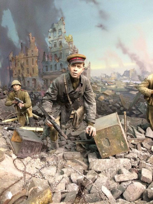 Диорама в музее: советский солдат в руинах города, военная сцена с детализацией обстановки и оружия, реквизит экспозиции.