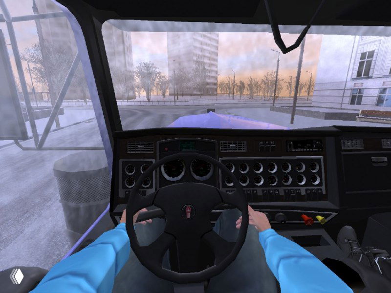Вид из кабины Kenworth W900L: руль, приборная панель и обзор через лобовое стекло на заснеженные улицы игрового города Black Russia.