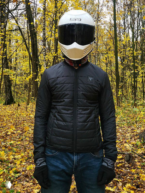 Внутренняя стёганая тёплая подкладка куртки на человеке: как выглядит утеплённый слой, который можно носить отдельно в городской жизни.