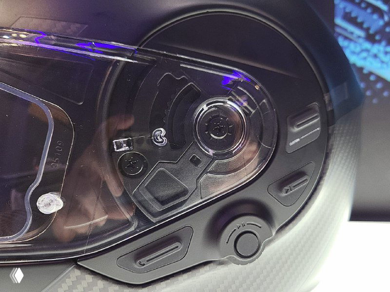 Детальный снимок посадочного места динамика и механизма крепления визора в шлеме Cardo Beyond, видны внутренние элементы и фиксаторы.