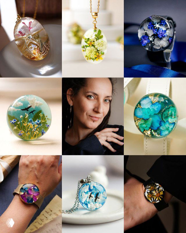 Крупный план кулонов и браслетов из эпоксидной смолы с засушенными цветами, разные формы, яркие оттенки и портрет автора в коллаже.