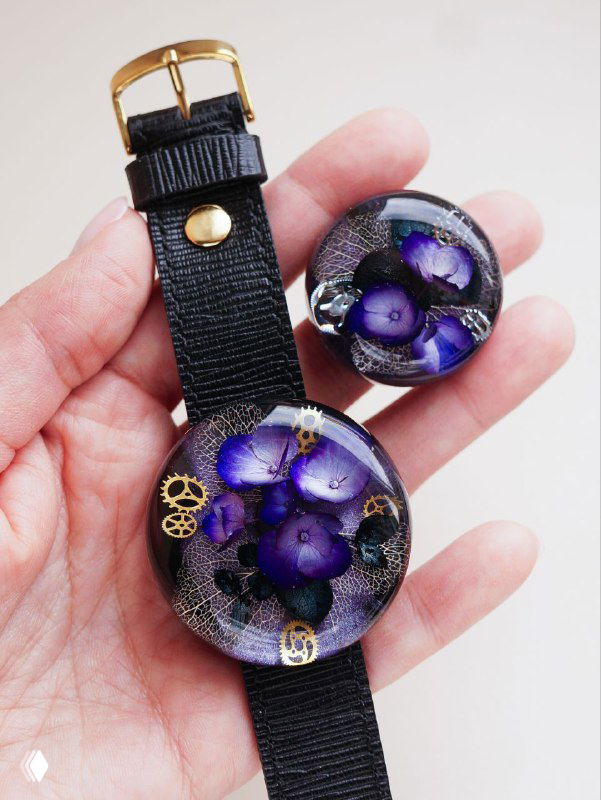 Круглая брошь и небольшая вставка с засушенными фиолетовыми гортензиями в прозрачной эпоксидной смоле, украшена металлическими шестеренками.
