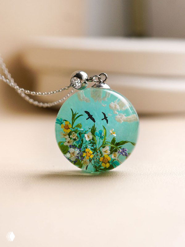Круглый подвес бирюзового цвета с миниатюрным цветочным мотивом и ласточками, выполненный в технике заливки смолы с цветами