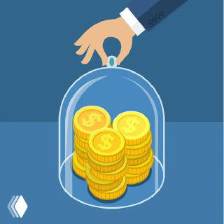 Иллюстрация: стопка золотых монет под стеклянным колпаком, рука приподнимает колпак — метафора ограничения сбережений и возможностей для роста дохода.