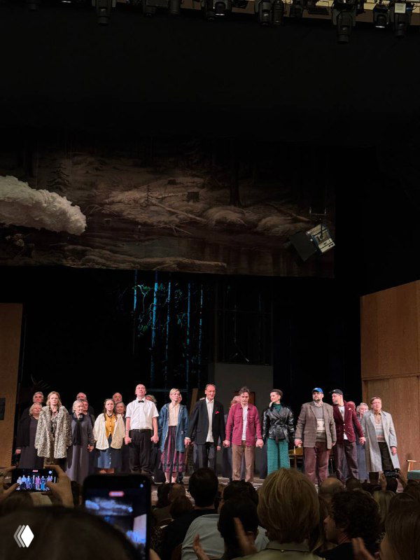 Фото: актёры выходят на поклон после спектакля «Утиная охота» в БДТ; видно часть зала и зрителей, кто снимает на телефоны.