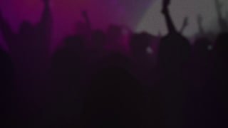 Силуэты публики и сцены при фиолетовом освещении, размытие и атмосферные огни; иллюстрация музыкальной среды и живого ивента.