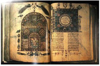 Открытая двусторонняя страница древнерусского рукописного «Изборника» с орнаментами, миниатюрами и старославянским текстом