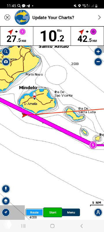 Скриншот мобильной навигационной программы с выделенной курсовой линией и треком маршрута, отображены скорость и расстояния вдоль траектории.