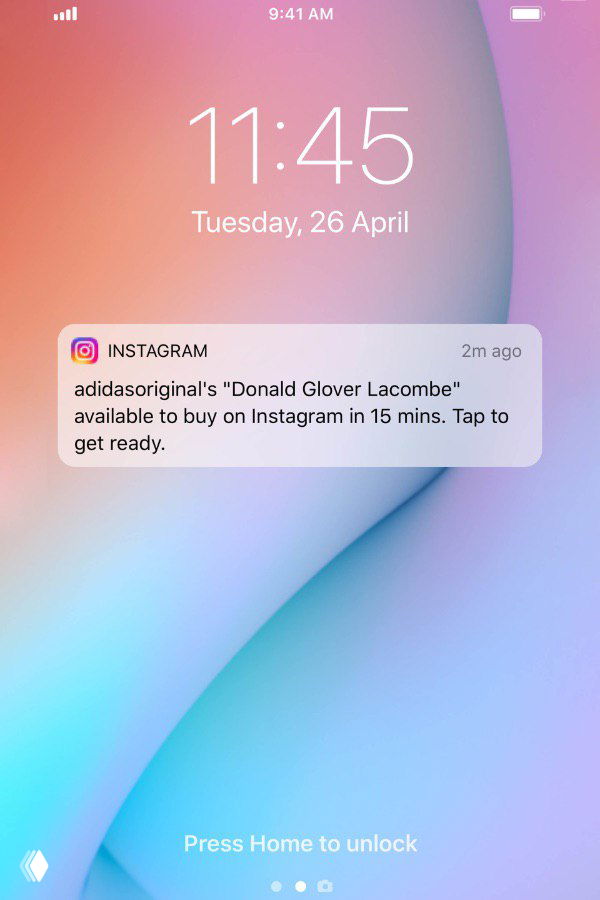 Скриншот экрана смартфона с push-уведомлением Instagram о доступности новой коллекции adidas — иллюстрация теста уведомлений для брендов.