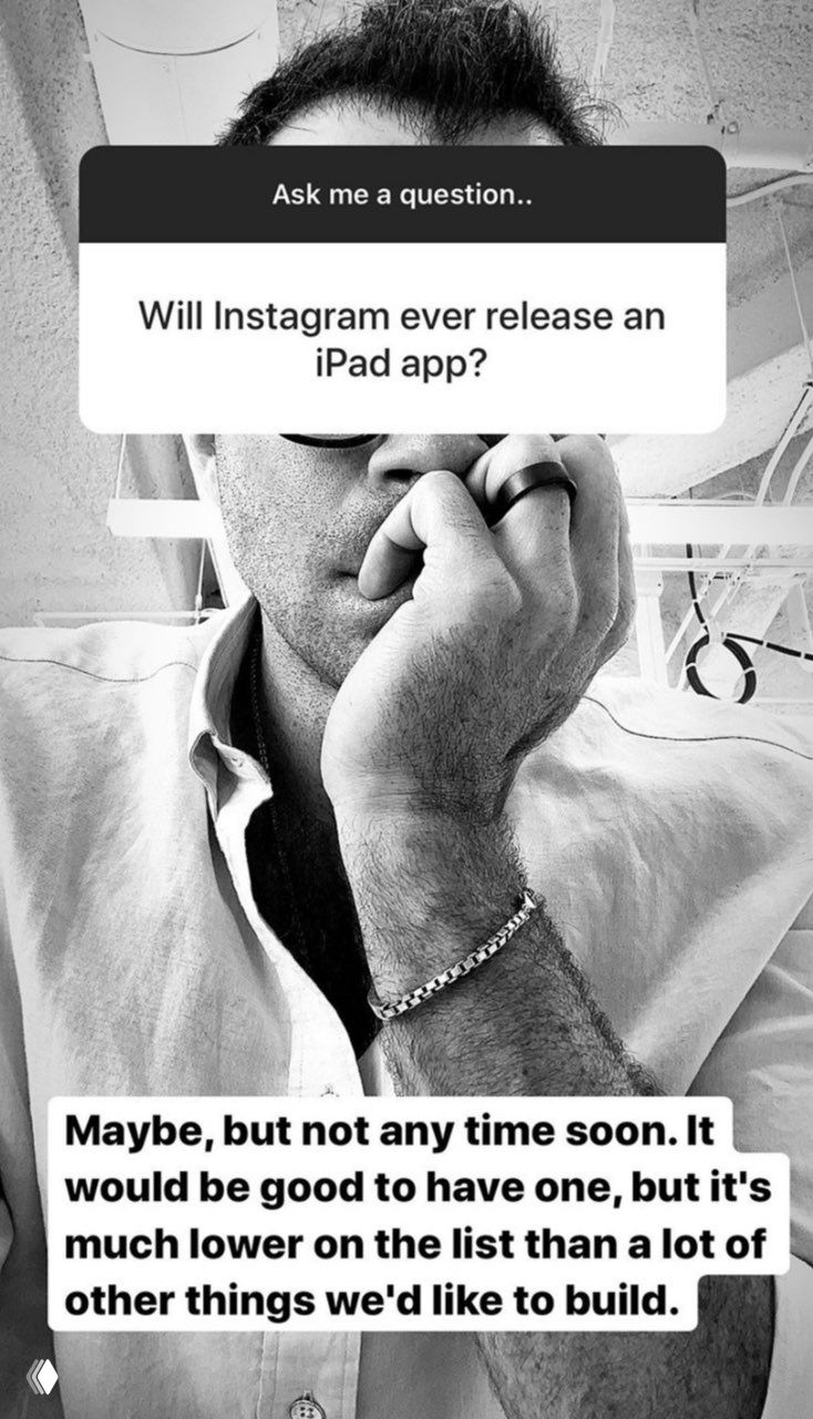 Черно‑белый портрет мужчины в очках с крупным планом руки у лица; в верхней части виден стикер вопроса, внизу — текст ответа об отсутствии приложения Instagram для iPad.