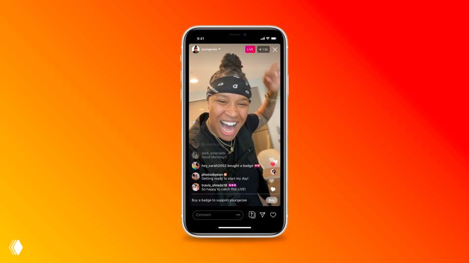 Превью: смартфон с открытым Instagram Live — улыбающийся блогер на экране, интерфейс прямого эфира и значки донатов/бейджей на фоне оранжевого градиента
