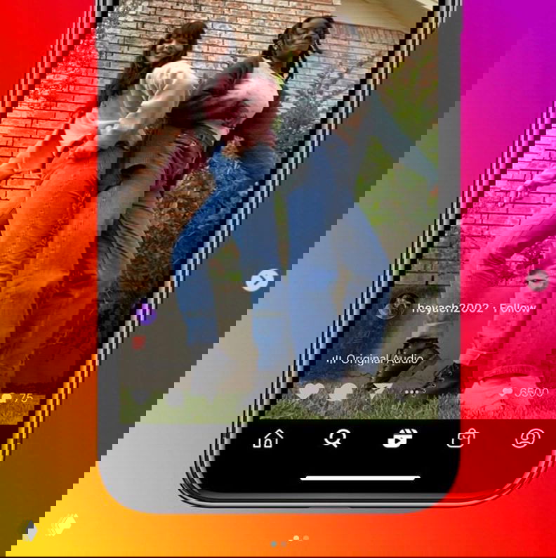 Смартфон на градиентном фоне демонстрирует экран Instagram с лентой Reels и новой нижней панелью навигации и контентом.