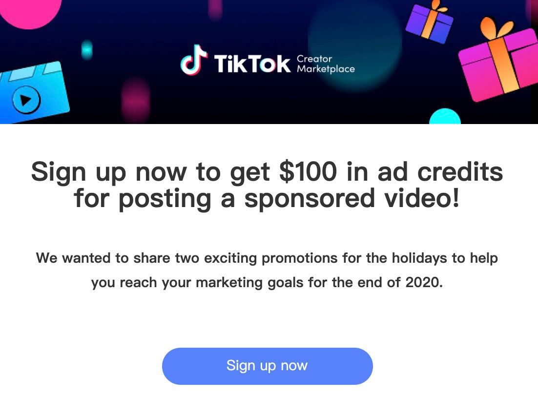 Баннер TikTok Creator Marketplace с предложением $100 рекламных кредитов, цветные иконки подарков и кнопка «Sign up now».