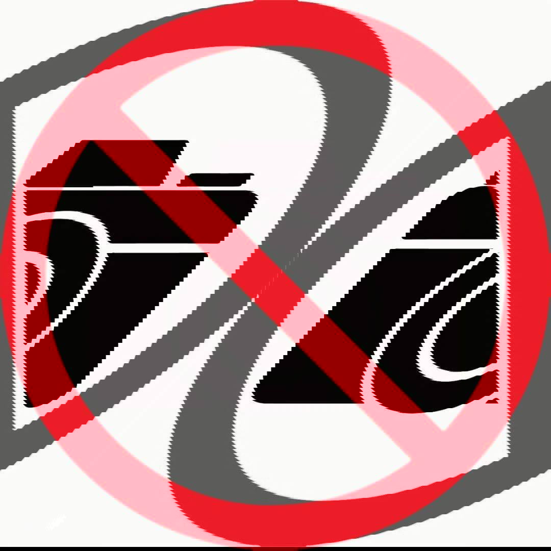 Чёрная пиктограмма фотоаппарата перечёркнута красным кругом — значок «съёмка запрещена», типичный символ запрета фотографировать в общественных местах.