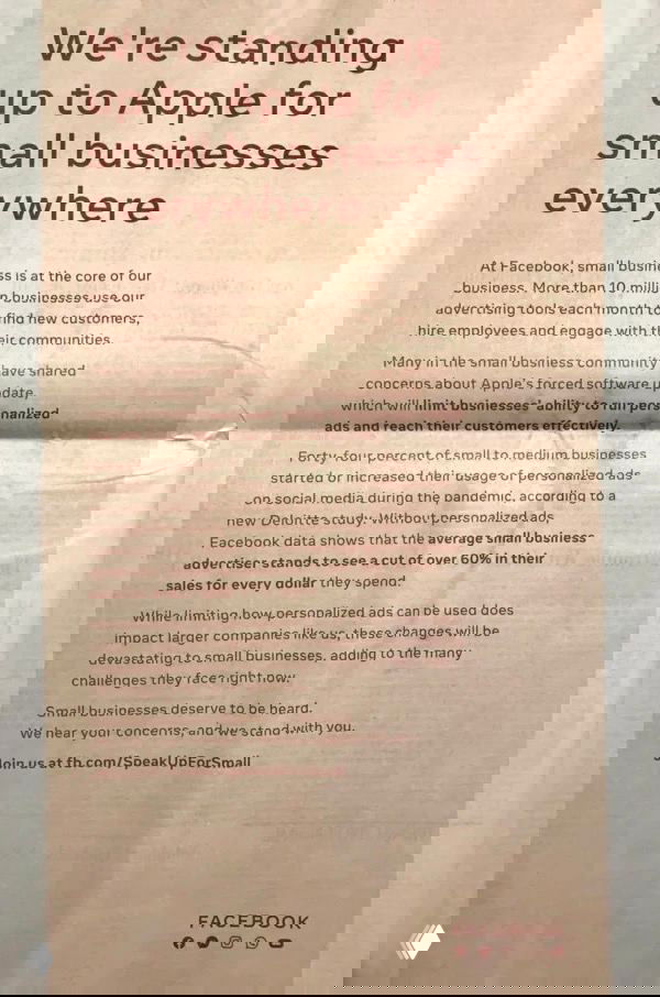 Газетная реклама Facebook с текстом «We're standing up to Apple for small businesses everywhere», развёрнутый текст объявления и логотип компании внизу.