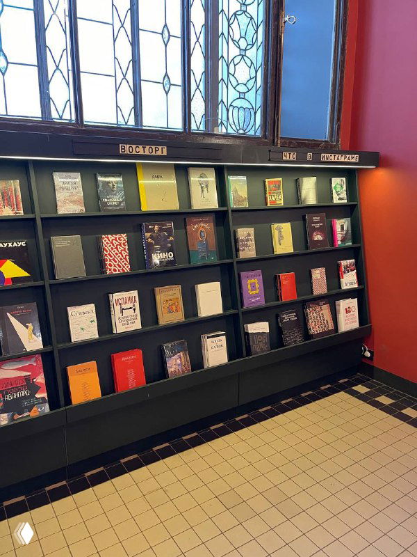 Стеллаж в магазине «Подписные издания» с надписью «Что в INСТАГРАМЕ», книги выставлены лицом, стильная витрина в Петербурге.