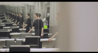 Офисная сцена с рабочими местами и зеркальными отражениями, на которой видны люди, столы и техника — иллюстрация деловой среды услуг.